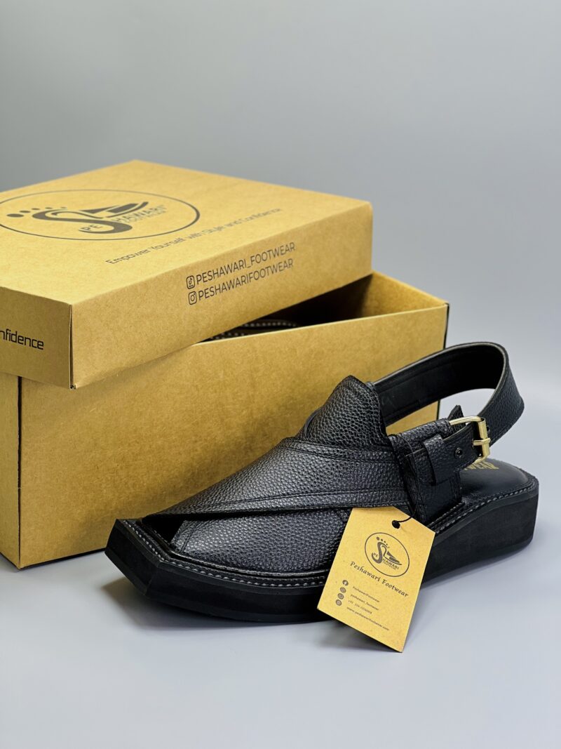 Kaptaan Chappal Black Dotted
